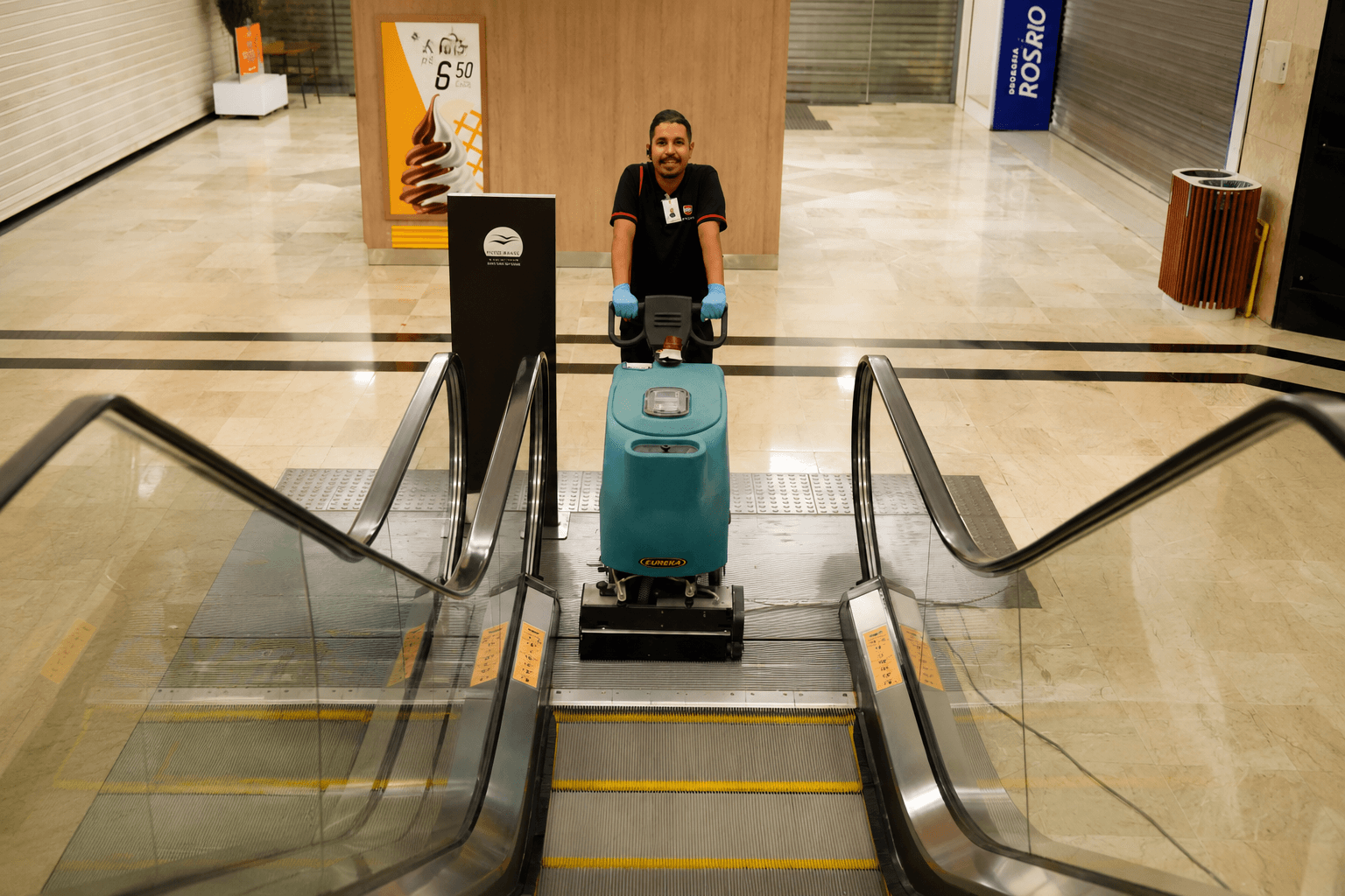 Limpeza Especializada de Escadas e Esteiras Rolantes